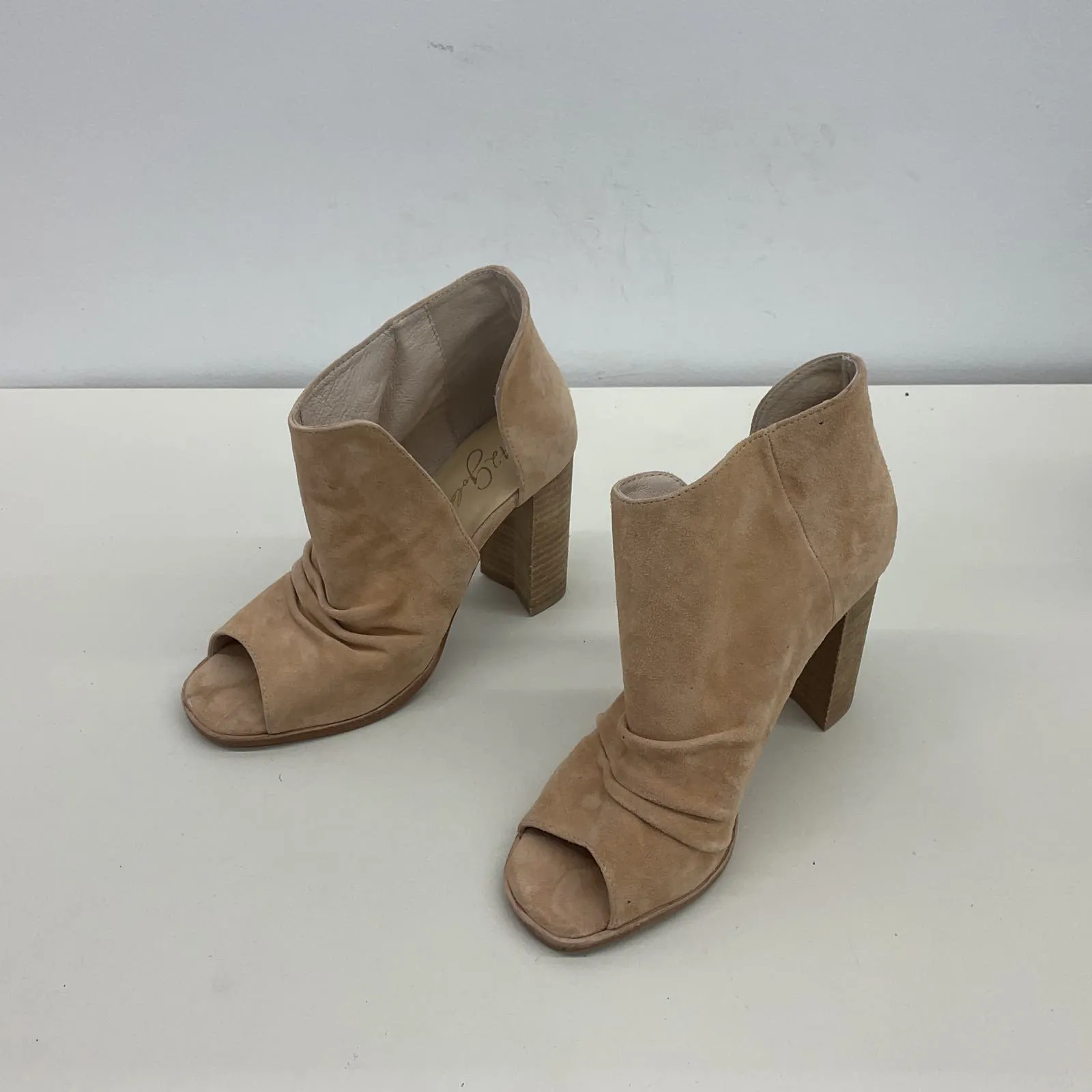 42 Gold Tan Suede Women's Heel Pump, Size 6