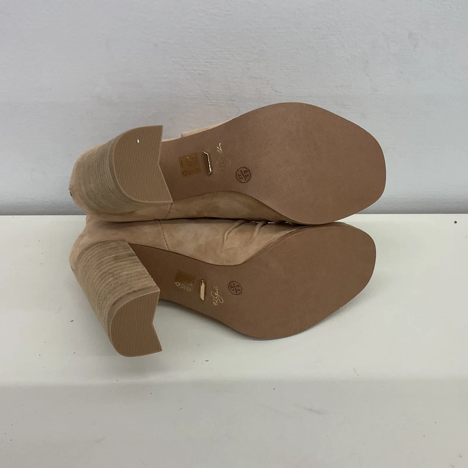 42 Gold Tan Suede Women's Heel Pump, Size 6