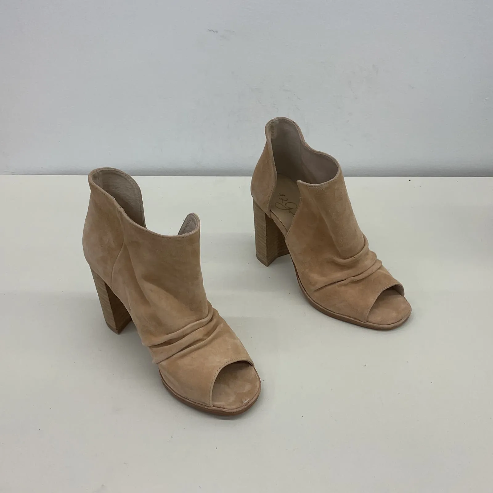42 Gold Tan Suede Women's Heel Pump, Size 6