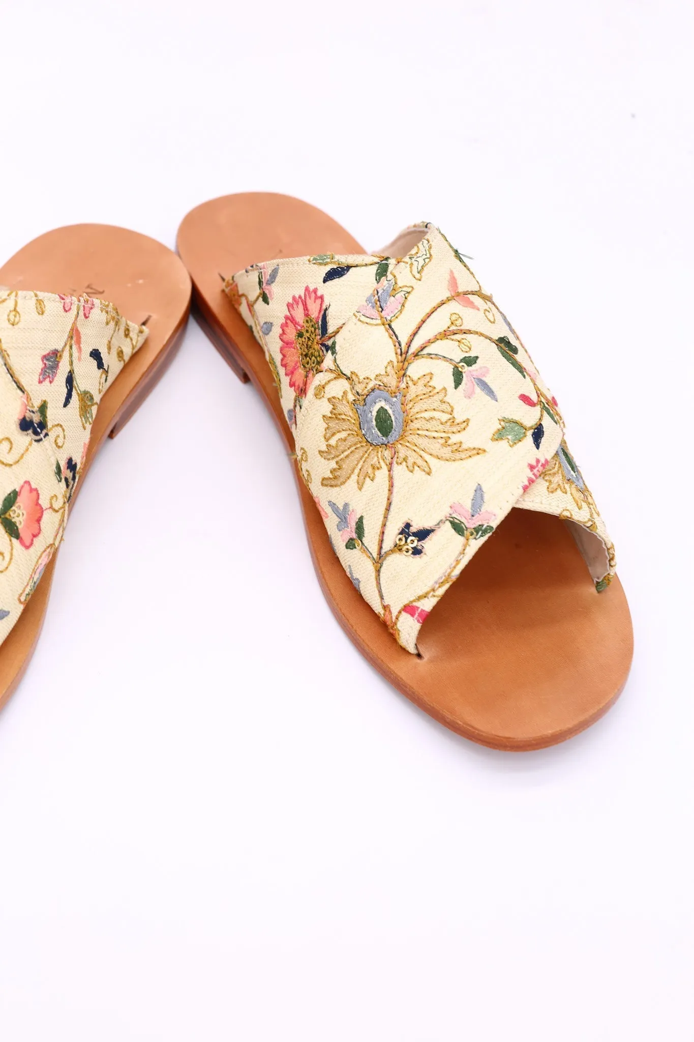 EMBROIDERED SANDALS DAISY NEEDLESTITCH