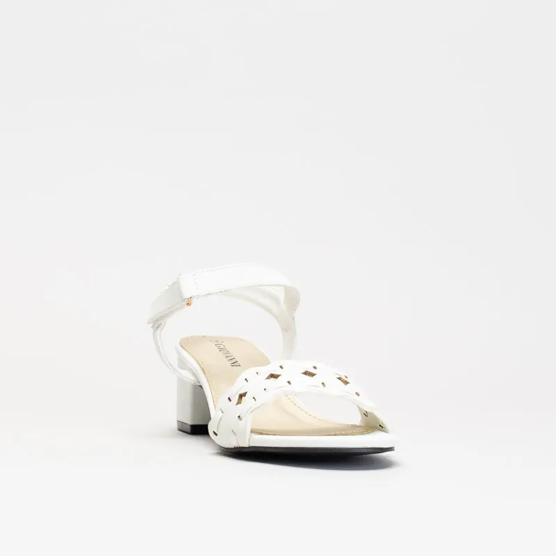 Giovanni Women Comfort Scalloped Block Heel Sandal _ 150554