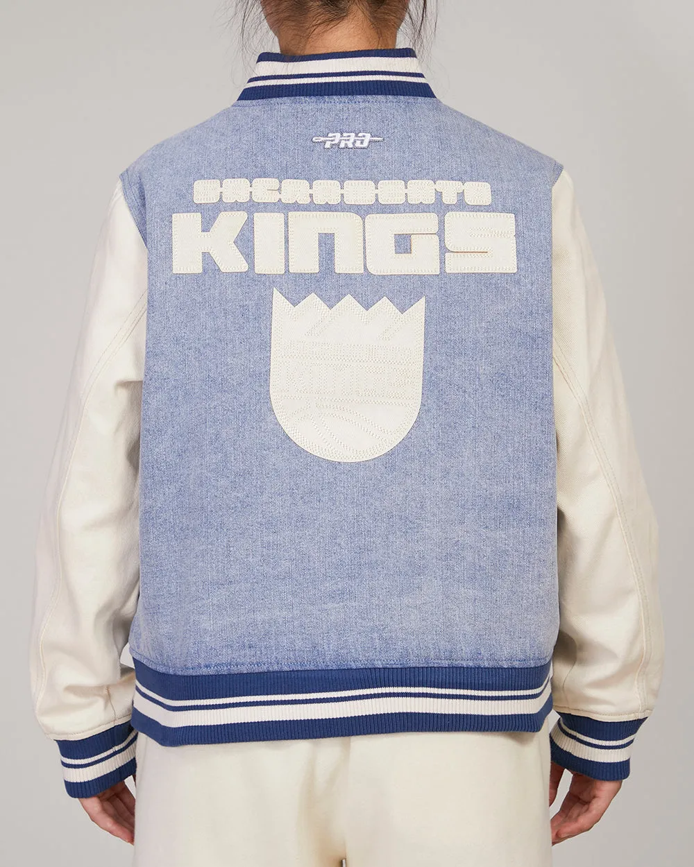 NBA SACRAMENTO KINGS VARSITY BLUES WOMEN'S DENIM VARSITY WOMEN'S JACKET (DENIM/LINEN)