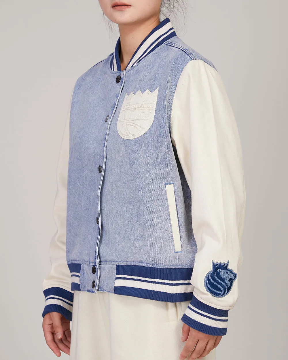 NBA SACRAMENTO KINGS VARSITY BLUES WOMEN'S DENIM VARSITY WOMEN'S JACKET (DENIM/LINEN)