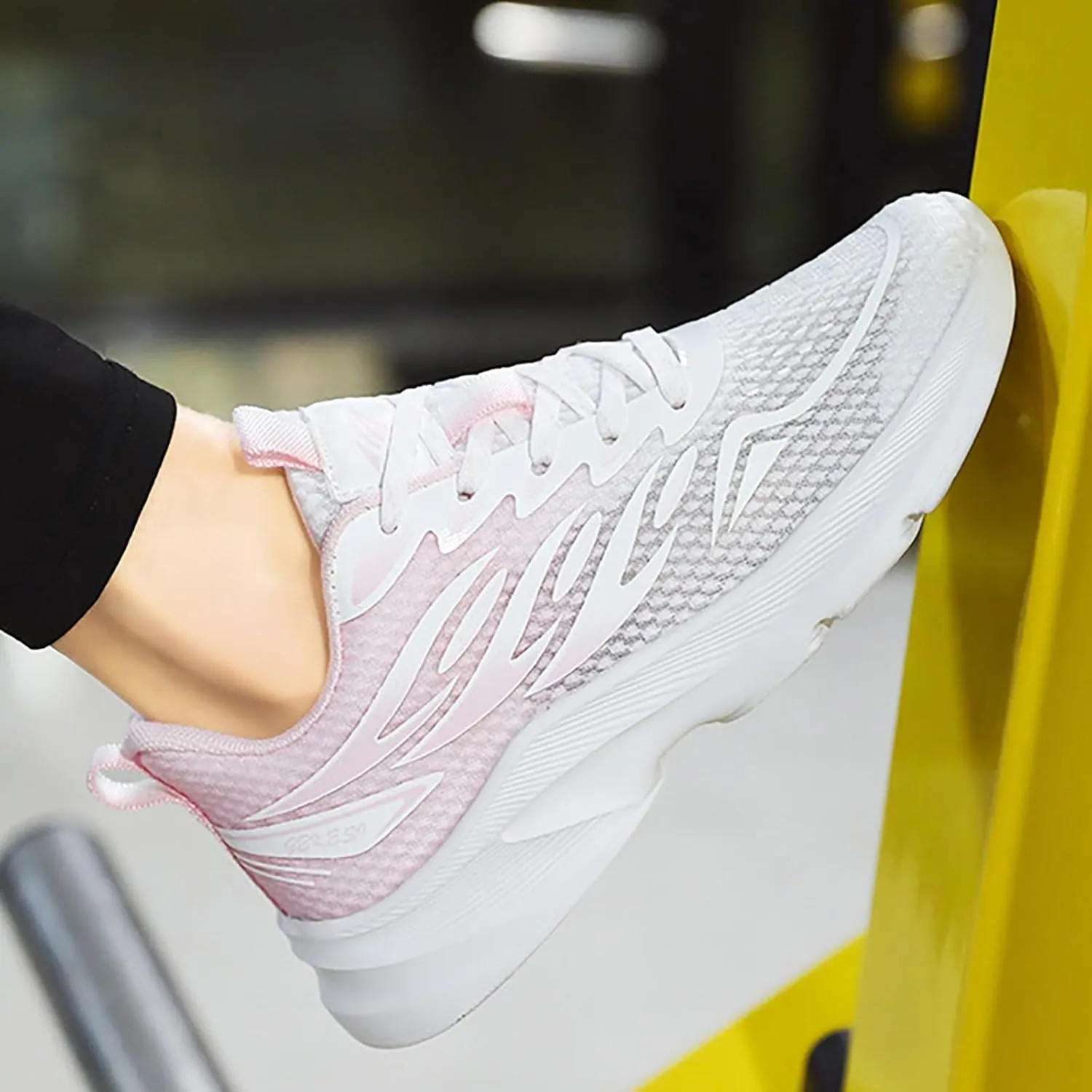Sneakers for Women Mesh Breathable Running Shoes Lace Up Padded Sneakers Waterproof Low Top Walking Shoes